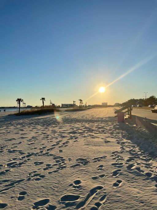 Feels Like Home Escape, 1/2 Mile To Beach Gulfport Exteriör bild